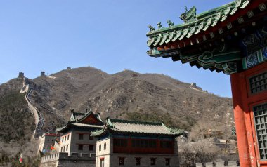 Çin Seddi. Juyongguan 'daki Çin Seddi' nin bu bölümünün manzarası. Pekin yakınlarında Çin Seddi. Çin Seddi, Juyongguan bölümü, Pekin, Çin, UNESCO, dağlar, gözetleme kuleleri