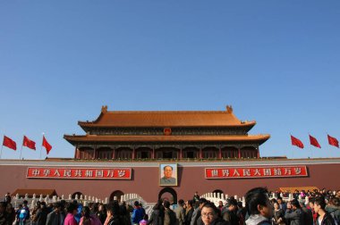 Pekin, Çin 'deki Tiananmen Meydanı. Tiananmen Meydanı, Pekin, Çin 'deki İlahi Barış Kapısı' nın önündeki insanlar. Tiananmen Meydanı, turistlerin ziyaret ettiği Pekin 'in simgesidir..