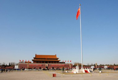 Tiananmen Meydanı, Pekin, Çin ve Kutsal Barış Kapısı (Tian An Men). Pekin 'de bayraklı ve bayrak direkli Tiananmen Meydanı. Tiananmen Yasak Şehir 'e gidiyor. Tiananmen Meydanı, Pekin.