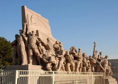 Pekin, Tiananmen Meydanı 'ndaki Mao Zedong Anıtı' nın (Başkan Mao) önündeki devrimci anıt. Tiananmen Meydanı, Mao Anıtmezarı, Pekin, Çin.