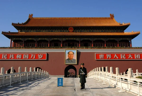 Himmelska Fridens Torg Peking Kina Vakt Står Himmelska Fridens Port — Stockfoto