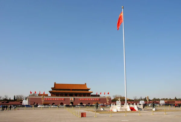 Tiananmen Meydanı, Pekin, Çin ve Kutsal Barış Kapısı (Tian An Men). Pekin 'de bayraklı ve bayrak direkli Tiananmen Meydanı. Tiananmen Yasak Şehir 'e gidiyor. Tiananmen Meydanı, Pekin.