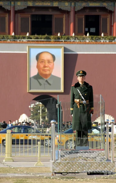 Himmelska Fridens Torg Peking Kina Vakt Står Himmelska Fridens Port — Stockfoto