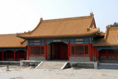 Yasak Şehir, Pekin, Çin. Yasak Şehir 'in içinde geleneksel bir kapı. Yasak Şehir geleneksel Çin mimarisine sahiptir. Yasak Şehir, UNESCO ve aynı zamanda Çin 'in Pekin' deki Saray Müzesi 'dir..