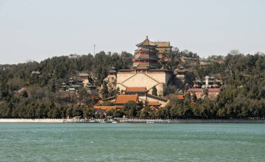 Yaz Sarayı, Pekin, Çin. Yaz Sarayı Pekin 'in en önemli turistik yerlerinden biridir. Yaz Sarayı Unesco listesinde. Yaz Sarayı, Kunming Gölü, Uzun Yaşam Tepesi, Pekin, Çin. Unesco sitesi.