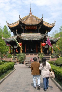 Chengdu Çin 'deki Yeşil Keçi Tapınağı' nda sekiz Trigram Pavilyon ziyaretçi ile. Yeşil Koç ya da Keçi Manastırı olarak da bilinir. Çincede dini işaretleri olan bir Çin Taoist tapınağı.