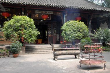 Burası Chengdu Çin 'deki Yeşil Ram Tapınağı veya Yeşil Keçi Tapınağı' ndaki Hunyuan Salonu (tabelanın çevirisi). Ayrıca Yeşil Koç ya da Keçi Manastırı olarak da bilinir ve bir Çin Taoist tapınağıdır..