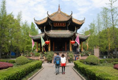 Chengdu Çin 'deki Yeşil Keçi Tapınağı' nda sekiz Trigram Pavilyon ziyaretçi ile. Yeşil Koç ya da Keçi Manastırı olarak da bilinir. Çincede dini işaretleri olan bir Çin Taoist tapınağı.