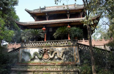 Çin 'in Chengdu kentindeki Yeşil Ram Tapınağı' ndaki Tang İmparatorları Salonu. Antik Çince karakterlerde dini yazıtlar var. Bir Çin Taoist tapınağı..