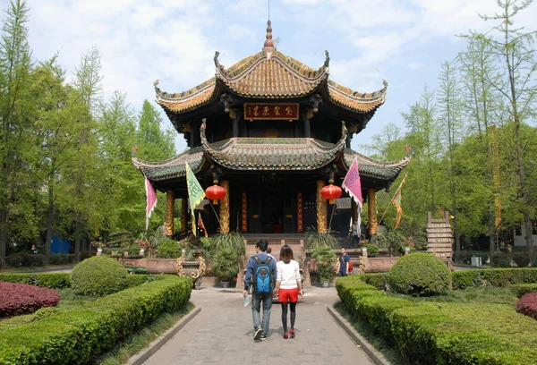 中国の緑のラム寺や緑のヤギ寺の8つのトリグラムパビリオンの訪問者と 緑のラムまたはヤギ修道院としても知られています それは中国の宗教的な兆候を持つ中国道教の寺院です — ストック写真
