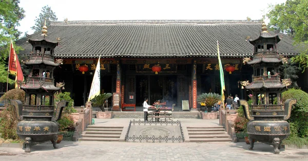 中国成都的绿羊寺或绿山羊寺 其主要标志是 还有其他宗教铭刻在汉字上 那是一座中国道教庙宇 — 图库照片