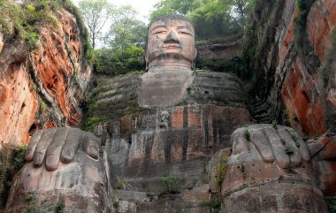 Leshan Devi Buda ya da Chengdu, Sichuan, Çin yakınlarındaki Leshan Büyük Buda. Leshan devi dünyadaki en uzun Buda heykelidir. Leshan ve Chengdu 'nun yakınındaki nehirde bir tekne manzarası..