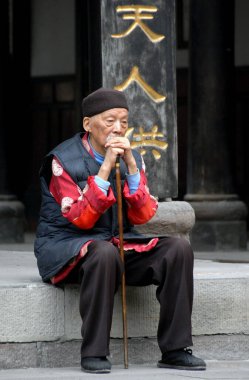 Chengdu, Sichuan Eyaleti, Çin. Yaşlı bir Çinli, Çin 'in Chengdu kentindeki Wenshu Tapınağı' nda taş basamakta meditasyon yapıyor. Bu Budist tapınağı Wenshu Manastırı olarak da bilinir..