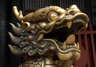 Chengdu, Sichuan, Çin 'deki Wenshu Tapınağı' nda bir aslanın bronz heykeli. Bu Çin Budist tapınağı Wenshu Manastırı olarak da bilinir. Chengdu, Çin 'de önemli bir tapınak ve turist manzarası..