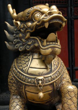 Chengdu, Sichuan, Çin 'deki Wenshu Tapınağı' nda bir aslanın bronz heykeli. Bu Çin Budist tapınağı Wenshu Manastırı olarak da bilinir. Chengdu, Çin 'de önemli bir tapınak ve turist manzarası..