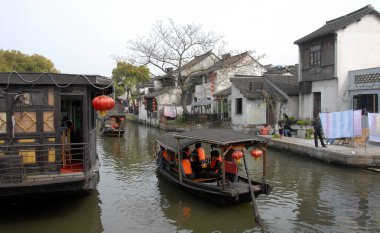 Xitang, Zhejiang Eyaleti, Çin. Çin, Şangay yakınlarındaki Xitang su kasabası. Güzel Xitang kanallarıyla ünlüdür. Xitang eski binaları, tekneleri ve köprüleri olan güzel bir kanal kasabasıdır..