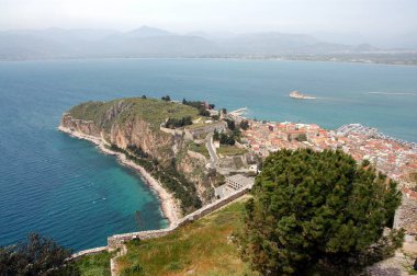 Bourtzi Kalesi ile Nafplio 'ya ve limanına bakıyorum. Nafplio 'nun bu manzarası Palamidi Kalesi' nden, şehre bakan bir tepeden. Nafplio, Nafplion, Nauplio ve Nauplion olarak da bilinir..