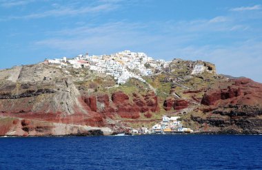Oia, Santorini, Yunanistan. Santorini 'nin gemiyle gelen deniz manzarası. Santorini kayalıklarda güzel beyaz evleri olan bir Yunan adası. Oia, Santorini, Yunanistan, deniz manzarası, uçurum, beyaz evler