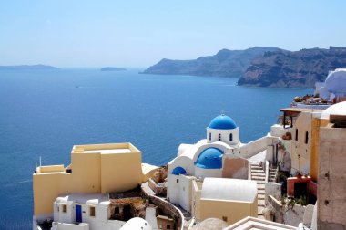 Oia, Santorini, Yunanistan 'ın mavi kubbeli Anastasis Kilisesi manzarası. Meşhur mavi kubbeli Santorini kilisesi. Beyaz duvarlar ve mavi kubbe Santorini 'de gelenekseldir. Kilise, mavi kubbe, Oia, Santorini