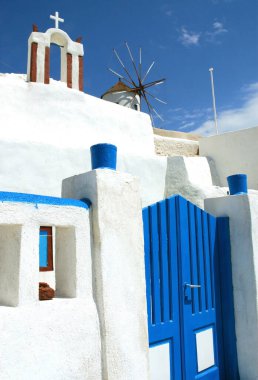 Oia 'daki ünlü eski yel değirmeni, Santorini Yunanistan. Beyaz yel değirmeni mavi gökyüzüne karşı. Oia, Santorini 'de güzel bir köydür. Mavi ve beyaz, Santorini 'nin rengidir. Yel değirmeni, Oia, Santorini.