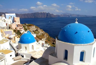 Oia, Santorini, Yunanistan 'ın mavi kubbeli Anastasis Kilisesi manzarası. Meşhur mavi kubbeli Santorini kilisesi. Beyaz duvarlar ve mavi kubbe Santorini 'de gelenekseldir. Kilise, mavi kubbe, Oia, Santorini