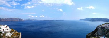Oia, Santorini, Yunanistan 'dan Santorini kalderasının panoramik görüntüsü. Diğer adalar kalderanın halkasını oluşturur. Santorini volkanik bir patlamadan meydana geldi. Santorini, kaldera, panoramik manzara.