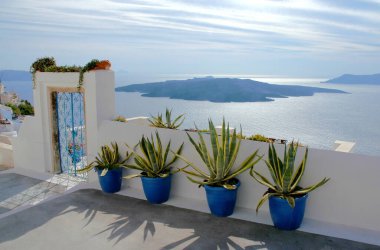 Yunanistan 'ın Santorini kentindeki kalderaya bakın. Santorini Kalderası 'ndaki adalar. Fira, Santorini 'deki mavi kaplar ve beyaz duvarlı bir evden. Fira, Santorini, caldera, bitkiler, mavi, beyaz.