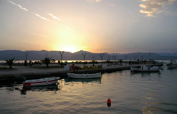 Tramonto Piccole Barche Pesca Galleggianti Nel Grazioso Porto Nafplio Nafplio — Foto Stock