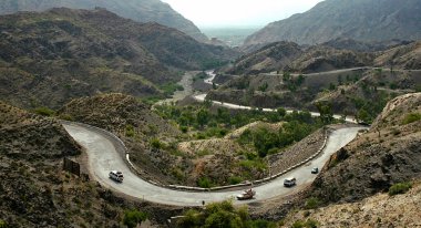 Kuzey Pakistan 'daki Hayber Geçidi. Araçlar Pakistan tarafındaki Hayber Geçidi 'ne tırmanıyor. Hayber Geçidi, Afganistan 'daki Peshawar, Pakistan' dan Landi Kotal ve Torkham 'a hayati bir bağlantı.