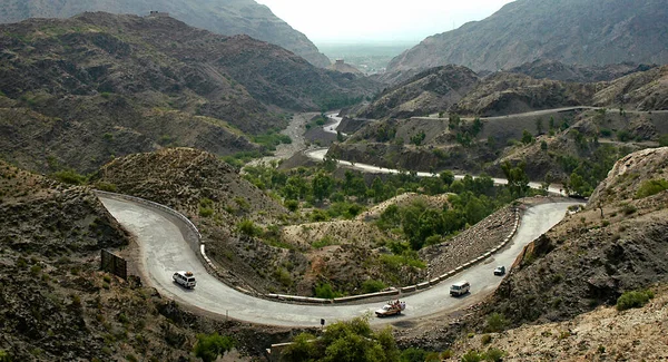 Kuzey Pakistan 'daki Hayber Geçidi. Araçlar Pakistan tarafındaki Hayber Geçidi 'ne tırmanıyor. Hayber Geçidi, Afganistan 'daki Peshawar, Pakistan' dan Landi Kotal ve Torkham 'a hayati bir bağlantı.