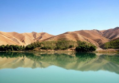 Kabil Nehri Kabil ve Afganistan 'daki Celalabad arasında. Nehrin suyu tepeleri yansıtır. Celalabad ve Kabil arasındaki yoldan görüldü. Kabil Nehri Afganistan 'da uzun bir nehirdir..