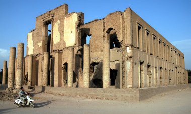 Afganistan, Nangarhar Eyaleti 'ndeki Jalalalabad. Genç bir adam Afganistan 'ın Celalabad kentindeki Seraj-ul Emorat harabelerinin önünde küçük bir motosiklet sürüyor. Afgan adam, Celalabad, Afganistan.
