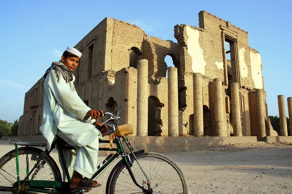 Джалабад Провінції Нангархар Афганістан Людина Їде Велосипеді Перед Руїнами Seraj — стокове фото