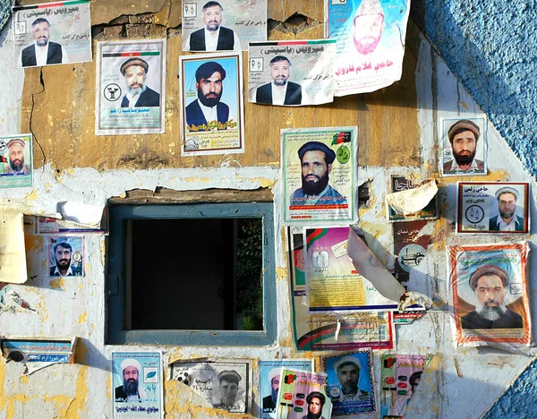 阿富汗楠格哈尔省贾拉拉巴德 阿富汗贾拉拉巴德的一堵墙展示了选举海报 墙上的人脸海报 墙上贴着海报 阿富汗贾拉拉巴德 — 图库照片
