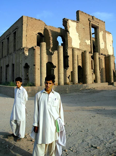 阿富汗楠格哈尔省贾拉拉巴德 两名身着传统服装的男子站在阿富汗贾拉拉巴德的Seraj Emorat废墟前 两名阿富汗人 阿富汗贾拉拉巴德 — 图库照片