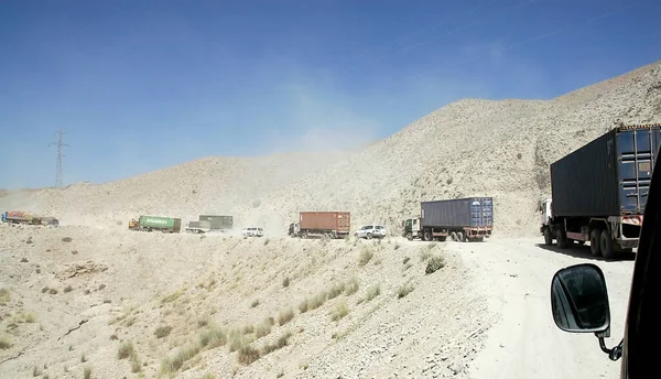 アフガニスタンのナンガハール州のジャララーバードとカブールの間の道路 アフガニスタンのジャララーバードとカブールの間の道路上のトラック アフガニスタンの主要道路 埃っぽい道路 — ストック写真