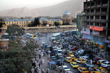 Afganistan 'da Kabil. Orta Kabil manzarası, Afganistan pazarı, trafiği, kalabalığı ve uzak tepeleri gösteriyor. Kabil Pazarı, insanlar, cami, tepeler, Orta Kabil, Afganistan