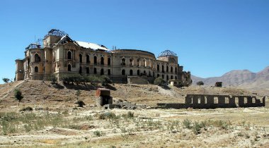 Afganistan, Kabil 'deki Darul Aman Sarayı. Saray, Mücahitler ve Taliban 'ın darbesiyle büyük bir savaş hasarı aldı. Şimdi yeniden yapılanma aşamasında. Darul Aman Sarayı, Kabil, Afganistan 2005.