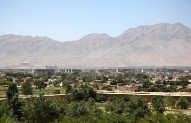 Kabil, Afganistan 'ın Babur Bahçeleri' nin yeniden inşası sırasında çekilmiş görüntüsü. Ağaçlar ve dağlarla Kabil şehri manzarası. 2005 Afganistan, Babur, Kabil Bahçeleri 'nden görüntü.
