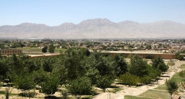 Kabil, Afganistan 'ın Babur Bahçeleri' nin yeniden inşası sırasında çekilmiş görüntüsü. Ağaçlar ve dağlarla Kabil şehri manzarası. 2005 Afganistan, Babur, Kabil Bahçeleri 'nden görüntü.