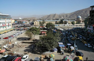 Afganistan 'da Kabil. Orta Kabil manzarası, Afganistan pazarı, trafiği, kalabalığı ve uzak tepeleri gösteriyor. Kabil Pazarı, insanlar, cami, tepeler, Orta Kabil, Afganistan.