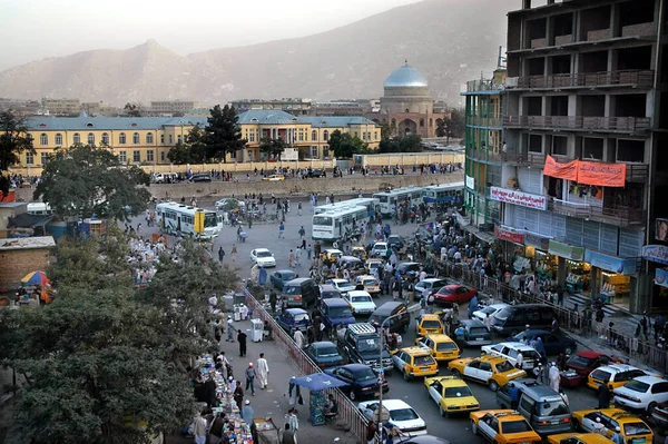 Afganistan 'da Kabil. Orta Kabil manzarası, Afganistan pazarı, trafiği, kalabalığı ve uzak tepeleri gösteriyor. Kabil Pazarı, insanlar, cami, tepeler, Orta Kabil, Afganistan