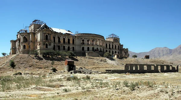 Afganistan, Kabil 'deki Darul Aman Sarayı. Saray, Mücahitler ve Taliban 'ın darbesiyle büyük bir savaş hasarı aldı. Şimdi yeniden yapılanma aşamasında. Darul Aman Sarayı, Kabil, Afganistan 2005.