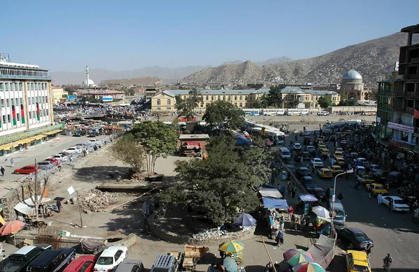 喀布尔在阿富汗 喀布尔市中心的风景 阿富汗展示了市场 人群和遥远的山丘 喀布尔市场 清真寺 喀布尔市中心 阿富汗 — 图库照片