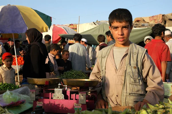 Kabul Afganistán Joven Afgano Vendiendo Verduras Puesto Mercado Este Mercado — Foto de Stock