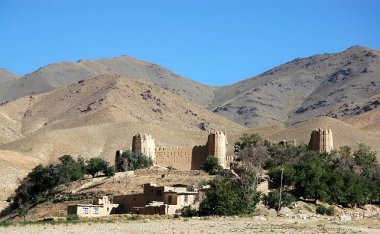Çavuş Cheshma Kalesi, Afganistan. Bu eski kale Kabil ve Bamyan (Bamiyan) arasında iki şehir arasındaki güney rotasında yer almaktadır. Ayrıca Sarcheshma Kalesi, Afgan kırsal kesimi, Kabil, Bamyan.
