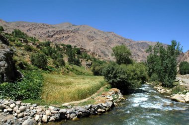 Yerel Afgan evleri olan bir köy. Afganistan 'da Kabil ve Bamyan (Bamiyan) arasındaki dağ manzarası. Afganistan 'ın orta kesimindeki Kabil ve Bamyan (Bamiyan) arasındaki güney yolunda çekildi..