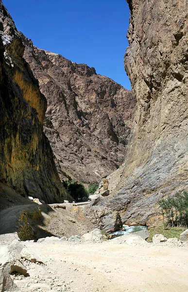 Дорога Проходит Через Узкое Скалистое Ущелье Между Кабулом Бамианом Бамиан — стоковое фото