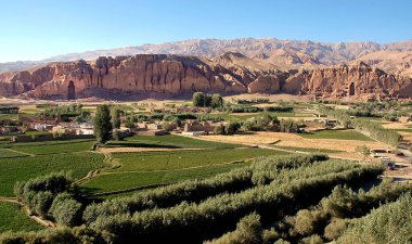 Orta Afganistan 'da Bamyan (Bamiyan). Bu, Bamyan (Bamiyan) Vadisi 'nin tepesindeki Buda oyuklarını gösteren bir manzara. Buda 'lar Taliban tarafından yok edildi. UNESCO bölgesi Afganistan