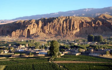 Orta Afganistan 'da Bamyan (Bamiyan). Bu Bamyan (Bamiyan) Vadisi 'nin tepesindeki büyük Buda oyuğunu gösteren bir manzara. Buda 'lar Taliban tarafından yok edildi. UNESCO bölgesi Afganistan